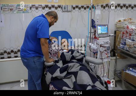 Gaza-Stadt. September 2023. Ein junger palästinensischer Patient wird am 20. September 2023 in der Dialyseabteilung eines Krankenhauses in Gaza-Stadt behandelt. Mindestens 1.100 palästinensische Nierenpatienten sehen sich einer Unterbrechung der lebensrettenden Behandlung ausgesetzt, da es in der Küstenenklave an Medikamenten und medizinischer Ausrüstung fehlt, teilte das von der Hamas geführte Gesundheitsministerium am Mittwoch mit. Quelle: Rizek Abdeljawad/Xinhua/Alamy Live News Stockfoto