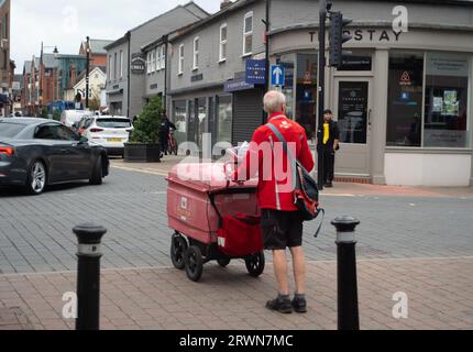 Windsor, Berkshire, Großbritannien. September 2023. Ein Postangestellter in Windsor, Berkshire. Kredit: Maureen McLean/Alamy Stockfoto
