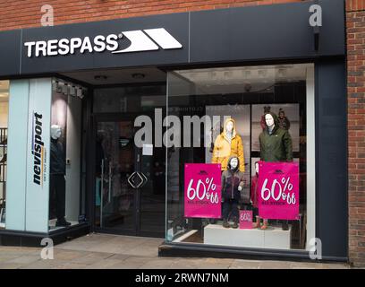 Windsor, Berkshire, Großbritannien. September 2023. Das Outdoor-Bekleidungsgeschäft in Windsor, Berkshire, bietet bis zu 60 % Rabatt. Kredit: Maureen McLean/Alamy Stockfoto