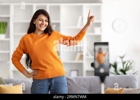 Süße junge indische Frau, die Videos für soziale Medien aufnimmt Stockfoto