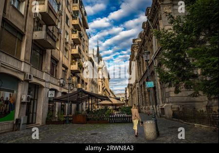 BUKAREST, RUMÄNIEN - 13. SEPTEMBER 2022: Stavropoleos Street in der Innenstadt von Bukarest Stockfoto