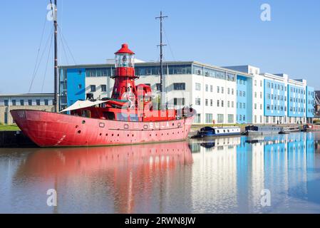 LV14 SULA Lightship Luxus schwimmende Ferienwohnung Gloucester Docks Gloucestershire College Campus Gloucester Gloucestershire England GB Europa Stockfoto