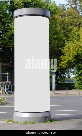 Leere Werbesäule in einer Stadt mit weißem Freiraum, Werbematerial. Leeres Werbepanel Stockfoto