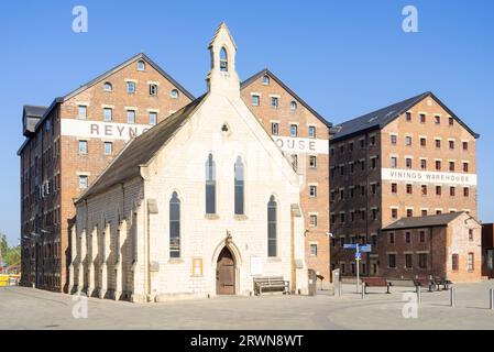 Gloucester Docks Double Reynolds Warehouse und Mariner's Church Gloucester Gloucestershire England GB Europa Stockfoto