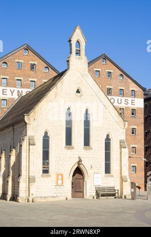 Gloucester Docks Double Reynolds Warehouse und Mariner's Church Gloucester Gloucestershire England GB Europa Stockfoto