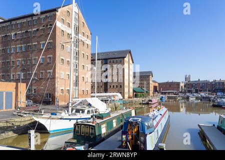 Gloucester Docks viktorianische Lagerhäuser, die in Wohnungen und Schmalboote umgewandelt wurden, im Victoria Basin Gloucester Gloucestershire England GB Europa Stockfoto