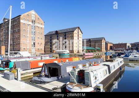 Gloucester Docks viktorianische Lagerhäuser, die in Wohnungen und Schmalboote umgewandelt wurden, im Victoria Basin Gloucester Gloucestershire England GB Europa Stockfoto