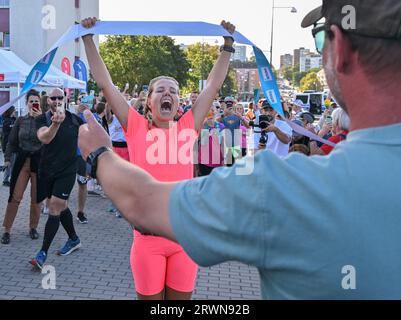 20. September 2023, Brandenburg, Frankfurt (oder): Joyce Hübner, Leichtathletin, wird von ihrem Freund am Ziel ihrer deutschen Umrundung begrüßt. Start und Ziel war die Stadtbrücke in Frankfurt (oder). Joyce Hübner hat nun 120 Marathons hintereinander gelaufen und eine Strecke von 5.200 Kilometern entlang der deutschen Grenze zurückgelegt. Mit diesem Projekt möchte der Extremsportler andere Menschen dazu inspirieren, ihre Komfortzone zu verlassen und zu zeigen, wie das Testen Ihrer persönlichen Grenzen nachhaltig positive Auswirkungen auf Sie haben kann. Foto: Patrick Pleul/dpa Stockfoto