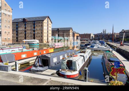 Gloucester Docks viktorianische Lagerhäuser, die in Wohnungen und Schmalboote umgewandelt wurden, im Victoria Basin Gloucester Gloucestershire England GB Europa Stockfoto