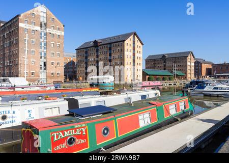 Gloucester Docks viktorianische Lagerhäuser, die in Wohnungen und Schmalboote umgewandelt wurden, im Victoria Basin Gloucester Gloucestershire England GB Europa Stockfoto