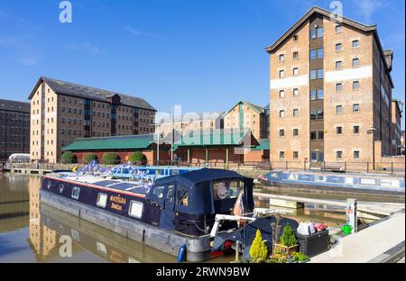 Gloucester Docks viktorianische Lagerhäuser, die in Wohnungen und Schmalboote umgewandelt wurden, im Victoria Basin Gloucester Gloucestershire England GB Europa Stockfoto