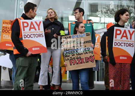 Streik von Beratern und Ärzten. Am 20. September 2023 picket NHS Consultants and Junior Doctors University College Hospital, London, England. Stockfoto