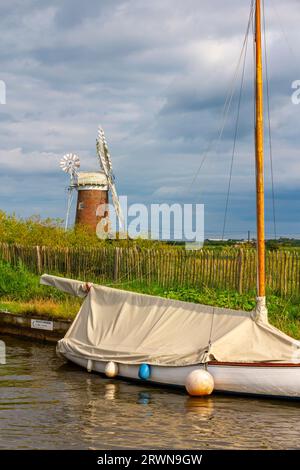 Boote legten in der Nähe der Horsey Windpumpe bei Horsey in den Norfolk Broads England an, gebaut 1912 und bis 1943 in Betrieb. Stockfoto