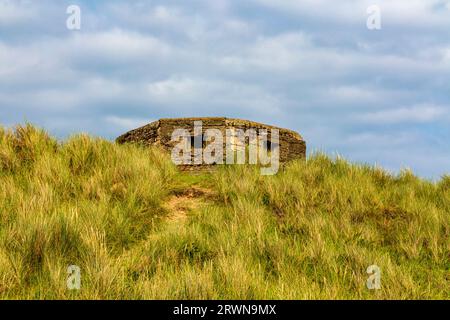 Die Pillenbox aus dem Zweiten Weltkrieg am Horsey Beach Norfolk England England wurde 1940 als Verteidigungsanlage im Rahmen der britischen AntiInvasionsvorbereitungen gebaut. Stockfoto