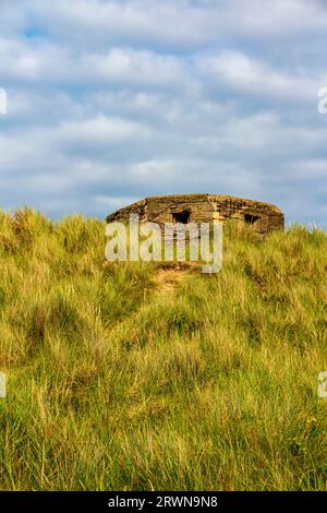 Die Pillenbox aus dem Zweiten Weltkrieg am Horsey Beach Norfolk England England wurde 1940 als Verteidigungsanlage im Rahmen der britischen AntiInvasionsvorbereitungen gebaut. Stockfoto