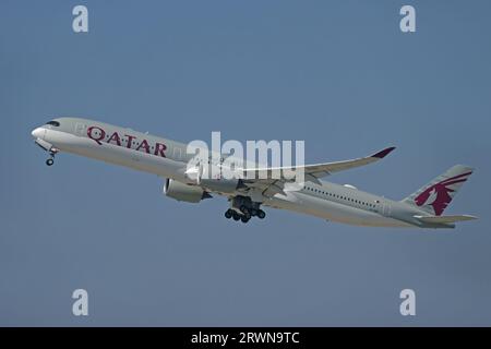 Los Angeles International Airport, Kalifornien, USA - 14. September 2023: Ein Airbus A350-Langstreckenflugzeug, das von der Qatar Airways betrieben wird, startet. Stockfoto