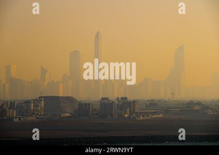 Skyline Abu Dhabi im Sandsturm Stockfoto