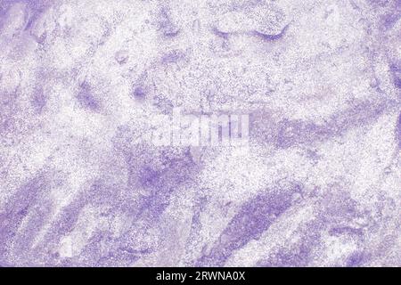 Abstrakter violetter Hintergrund mit Textur aus Schleim oder einer anderen flüssigen Substanz. Violette, weiche, schleimige Textur im Nahbereich Stockfoto