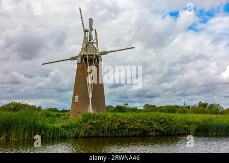 Turf Fen ist eine denkmalgeschützte Entwässerungsmühle am Fluss Ant bei Ludham in den Norfolk Broads England, die um 1875 von William Rust erbaut wurde und bis 1920 in Betrieb war. Stockfoto