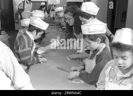 Jüdische Kinder aus den hebräischen Gemeinden Birmingham und Solihull, die im März 1991 an einer Matzo-Bäckerei vor dem PASSOVER im Lubavitch Centre in der Willows Road Birmingham teilnahmen. Den Kindern die Regeln des Backens des ungesäuerten Brotes beibringen Rabbiner Herchel Rader, Minister der Solihull-Synagoge und Professor Sam Aburdaram, Leiter der Solihull-Cheder-Schule Stockfoto