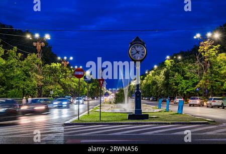BUKAREST, RUMÄNIEN - 13. SEPTEMBER 2022: Ampelkreuzung auf Bulevardul Unirii, einer Hauptverkehrsstraße Stockfoto