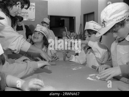 Jüdische Kinder aus den hebräischen Gemeinden Birmingham und Solihull, die im März 1991 an einer Matzo-Bäckerei vor dem PASSOVER im Lubavitch Centre in der Willows Road Birmingham teilnahmen. Den Kindern die Regeln des Backens des ungesäuerten Brotes beibringen Rabbiner Herchel Rader, Minister der Solihull-Synagoge und Professor Sam Aburdaram, Leiter der Solihull-Cheder-Schule Stockfoto