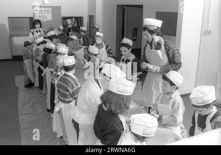 Jüdische Kinder aus den hebräischen Gemeinden Birmingham und Solihull, die im März 1991 an einer Matzo-Bäckerei vor dem PASSOVER im Lubavitch Centre in der Willows Road Birmingham teilnahmen. Den Kindern die Regeln des Backens des ungesäuerten Brotes beibringen Rabbiner Herchel Rader, Minister der Solihull-Synagoge und Professor Sam Aburdaram, Leiter der Solihull-Cheder-Schule Stockfoto