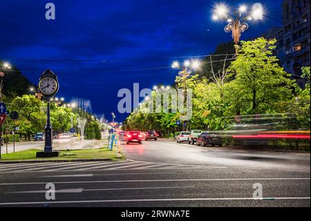 BUKAREST, RUMÄNIEN - 13. SEPTEMBER 2022: Ampelkreuzung auf Bulevardul Unirii, einer Hauptverkehrsstraße Stockfoto