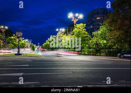 BUKAREST, RUMÄNIEN - 13. SEPTEMBER 2022: Ampelkreuzung auf Bulevardul Unirii, einer Hauptverkehrsstraße Stockfoto
