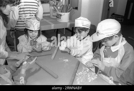 Jüdische Kinder aus den hebräischen Gemeinden Birmingham und Solihull, die im März 1991 an einer Matzo-Bäckerei vor dem PASSOVER im Lubavitch Centre in der Willows Road Birmingham teilnahmen. Den Kindern die Regeln des Backens des ungesäuerten Brotes beibringen Rabbiner Herchel Rader, Minister der Solihull-Synagoge und Professor Sam Aburdaram, Leiter der Solihull-Cheder-Schule Stockfoto