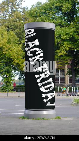 Werbeaktion zum Black friday auf der Werbesäule im Freien, kostenloser Platz für Kopien Stockfoto