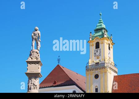 Statue des Rolandbrunnen und des Rathauses am Hauptplatz in der Altstadt von Bratislava, Slowakei Stockfoto