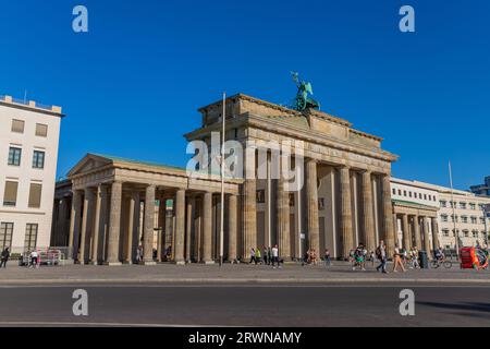 Berlin, Deutschland - 11. August 2023: Brandenburger Tor im Zentrum Berlins Stockfoto