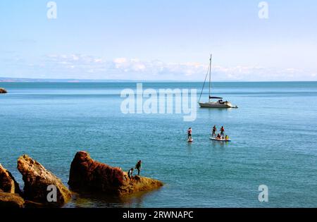 Leute, die Abenteuer an der Küste vor Anstey's Cove, Torquay, Torbay, South Devon erleben. (Auch als Englische Riviera bekannt) Stockfoto