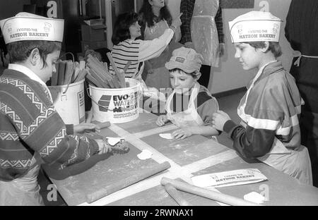 Jüdische Kinder aus den hebräischen Gemeinden Birmingham und Solihull, die im März 1991 an einer Matzo-Bäckerei vor dem PASSOVER im Lubavitch Centre in der Willows Road Birmingham teilnahmen. Den Kindern die Regeln des Backens des ungesäuerten Brotes beibringen Rabbiner Herchel Rader, Minister der Solihull-Synagoge und Professor Sam Aburdaram, Leiter der Solihull-Cheder-Schule Stockfoto