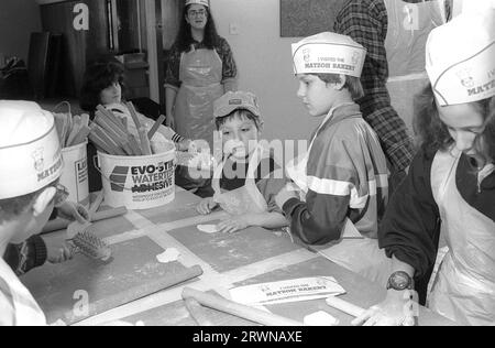 Jüdische Kinder aus den hebräischen Gemeinden Birmingham und Solihull, die im März 1991 an einer Matzo-Bäckerei vor dem PASSOVER im Lubavitch Centre in der Willows Road Birmingham teilnahmen. Den Kindern die Regeln des Backens des ungesäuerten Brotes beibringen Rabbiner Herchel Rader, Minister der Solihull-Synagoge und Professor Sam Aburdaram, Leiter der Solihull-Cheder-Schule Stockfoto