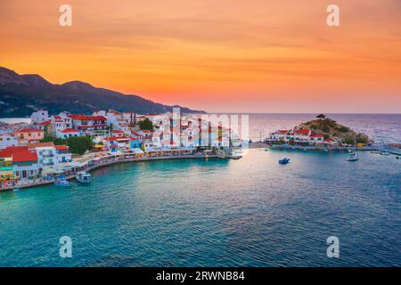 Blick auf das Fischerdorf Kokkari mit wunderschönem Strand, Samos Insel, Griechenland Stockfoto