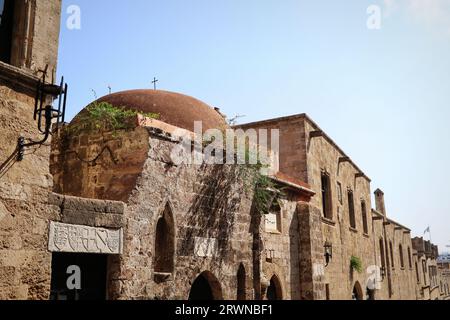 Kirche der Heiligen Dreifaltigkeit auf der Straße der Ritter, Statue an der Wand. Die Altstadt von Rhodos, Griechenland Stockfoto