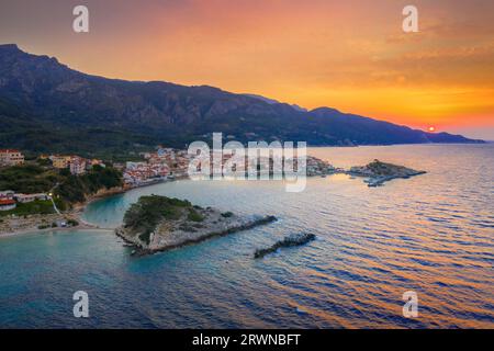 Blick auf das Fischerdorf Kokkari mit wunderschönem Strand, Samos Insel, Griechenland Stockfoto