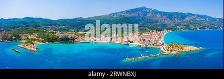 Blick auf das Fischerdorf Kokkari mit wunderschönem Strand, Samos Insel, Griechenland Stockfoto