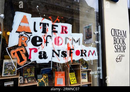 Melden Sie sich in einem Oxfam Book Shop Fenster an, Royal Exchange Square, Glasgow, Schottland, Großbritannien, Europa Stockfoto