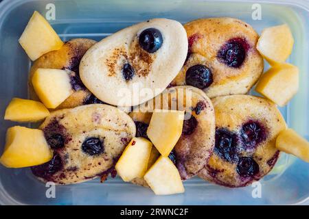 Glutenfreie Pfannkuchen mit Heidelbeeren, begleitet von geschnittenen ​​apple und Karotten. Gesunde Ernährung. Lunchpakete Stockfoto