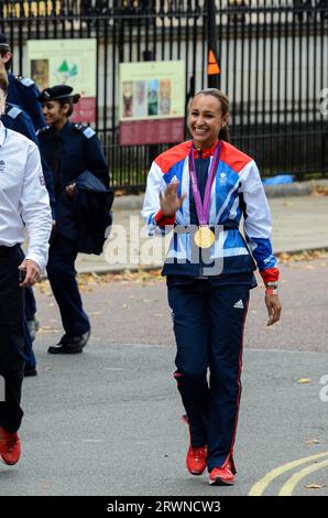 Jess Ennis vom Team GB mit Olympioniken, die nach der Siegesparade den Buckingham Palace verlassen. Olympische Spiele 2012 In London. Jessica Ennis mit Goldmedaille Stockfoto