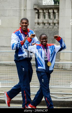 Die Boxer Anthony Joshua und Nicola Adams vom Team GB Olympians verließen Buckingham Palace nach der Siegesparade. Olympische Spiele 2012 In London Stockfoto