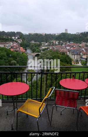 Terrasse mit Blick auf den Fluss Sarine und das Stadtbild von Freiburg in der Schweiz Stockfoto