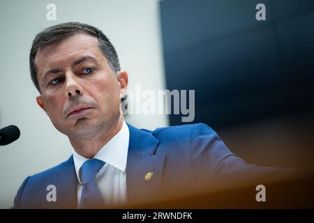 Washington, USA. September 2023. Transportminister Pete Buttigieg bezeugt am Mittwoch, den 20. September, im US-Kapitol in Washington, D.C. während einer Aufsichtsanhörung des House Transportation and Infrastructure Committee. 2023. (Graeme Sloan/SIPA USA) Credit: SIPA USA/Alamy Live News Stockfoto