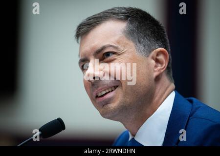 Washington, USA. September 2023. Transportminister Pete Buttigieg bezeugt am Mittwoch, den 20. September, im US-Kapitol in Washington, D.C. während einer Aufsichtsanhörung des House Transportation and Infrastructure Committee. 2023. (Graeme Sloan/SIPA USA) Credit: SIPA USA/Alamy Live News Stockfoto