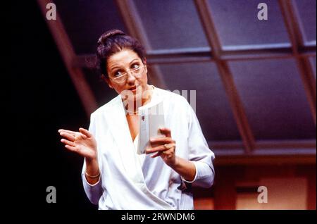 Nichola McAuliffe (Annabella Wharton) in ANNIE WOBBLER von Arnold Wesker am Fortune Theatre, London WC2 13/11/1984 Design: Pamela Howard Lighting: Andy Phillips Regisseur: Arnold Wesker Stockfoto