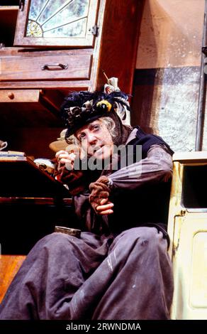 Nichola McAuliffe (Annie Wobbler) in ANNIE WOBBLER von Arnold Wesker am Fortune Theatre, London WC2 13/11/1984 Design: Pamela Howard Lighting: Andy Phillips Regisseur: Arnold Wesker Stockfoto