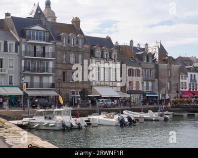 Gebäude am Kai Le Croisic Stockfoto